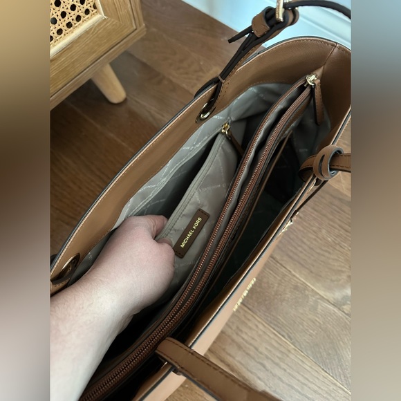 Michael Kors Large Saffiano Leather Tote Bag, like NEW condition - Picture 2 of 9